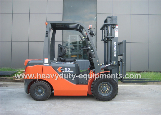 Forklift Sinomtp FD25 με την εκτιμημένη χωρητικότητα φορτίων 2500kg και τη μηχανή της MITSUBISHI
